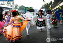 Bailarines mexicanos en el pitlane
