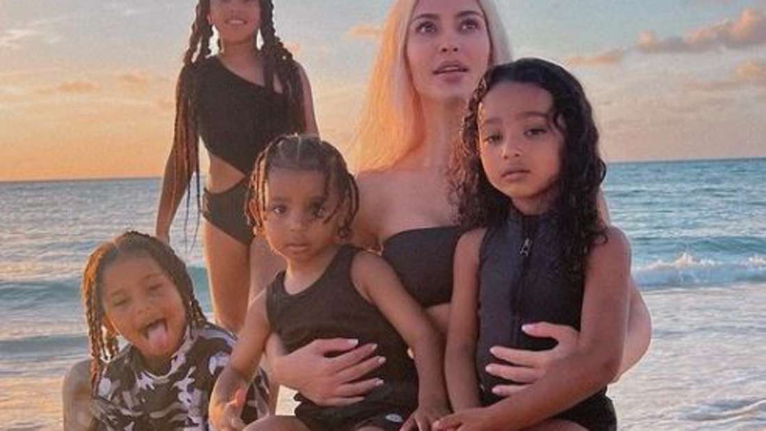 Kim Kardashian mit ihren vier Kindern