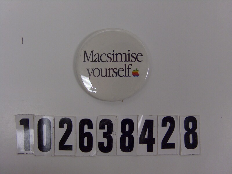 Macintosh button - Image 2