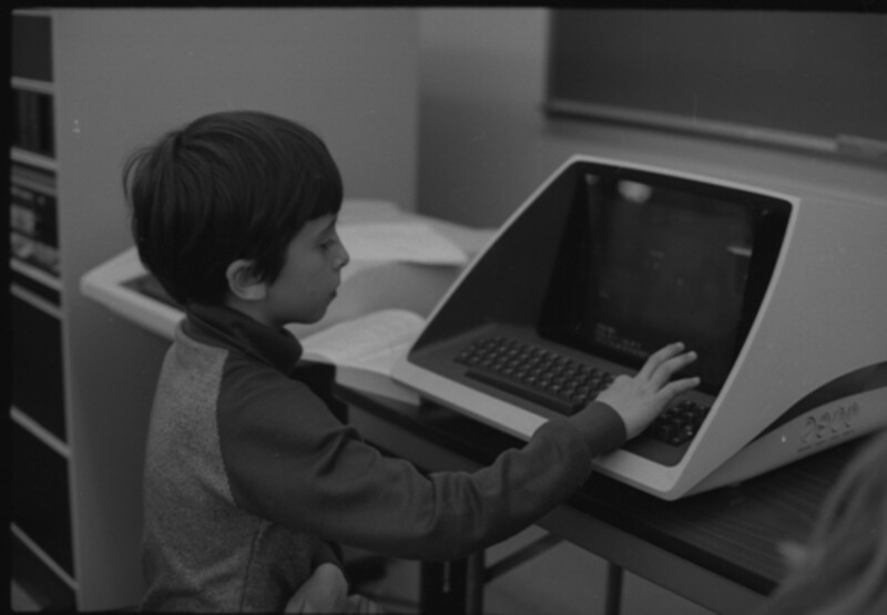 Children working on VT105 and LA30 - Image 7