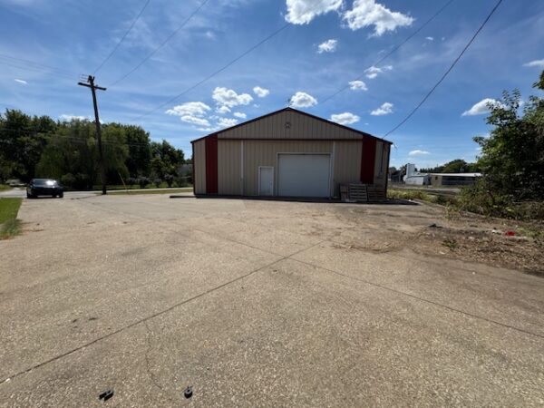 3,960 SQ FT WAREHOUSE ON CORNER LOT