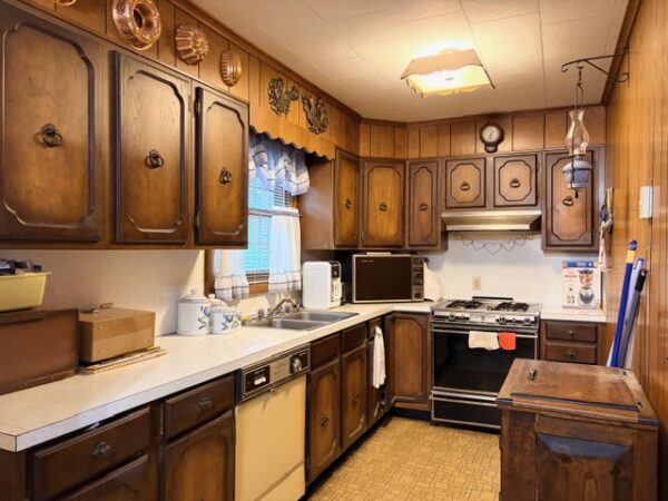 885 Chickasaw Dr., Madisonville, KY 42431