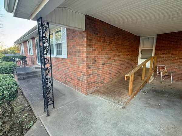 885 Chickasaw Dr., Madisonville, KY 42431