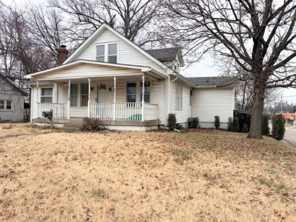 IMG_0681 SPACIOUS HOME ON CORNER LOT - BOONVILLE, IN