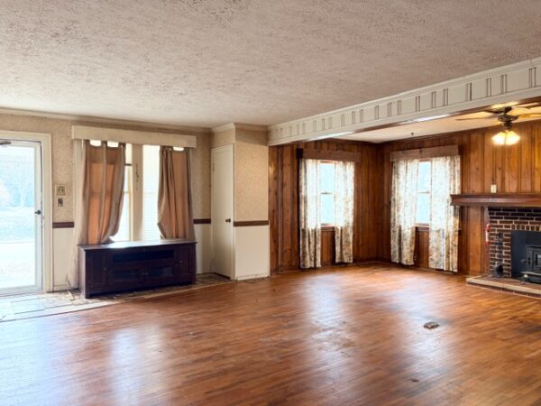 IMG_0701 SPACIOUS HOME ON CORNER LOT - BOONVILLE, IN