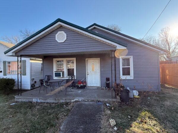 COTTAGE STYLE HOME ON 30'x150' LOT