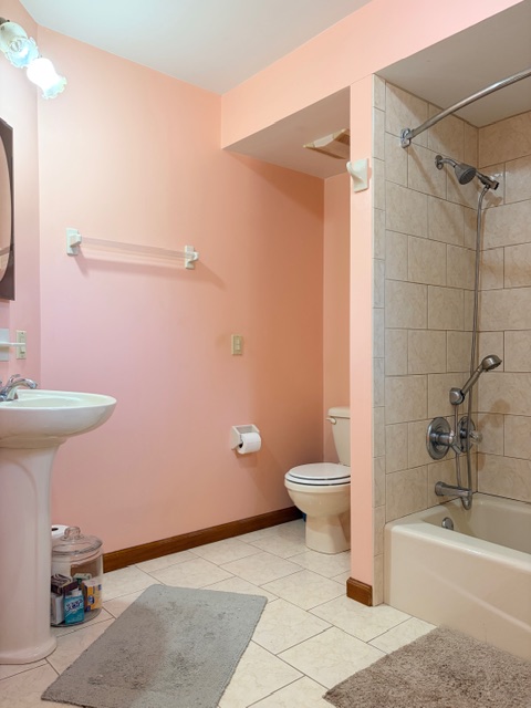 LIVE AUCTION - BEAUTIFUL BRICK HOME ON 3.21+/- ACRES - FURNISHINGS & TOOLS