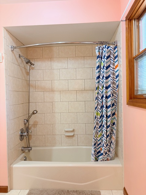 LIVE AUCTION - BEAUTIFUL BRICK HOME ON 3.21+/- ACRES - FURNISHINGS & TOOLS