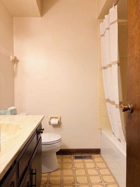 LIVE AUCTION - BEAUTIFUL BRICK HOME ON 3.21+/- ACRES - FURNISHINGS & TOOLS