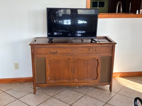 LIVE AUCTION - BEAUTIFUL BRICK HOME ON 3.21+/- ACRES - FURNISHINGS & TOOLS