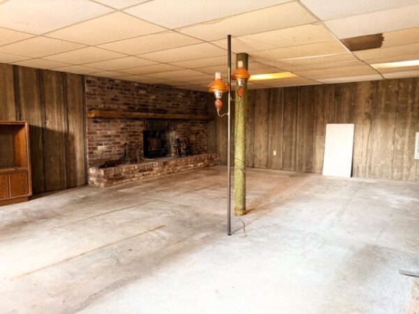 LIVE AUCTION - BEAUTIFUL BRICK HOME ON 3.21+/- ACRES - FURNISHINGS & TOOLS