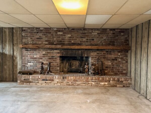LIVE AUCTION - BEAUTIFUL BRICK HOME ON 3.21+/- ACRES - FURNISHINGS & TOOLS