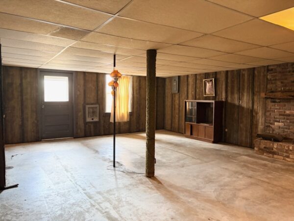 LIVE AUCTION - BEAUTIFUL BRICK HOME ON 3.21+/- ACRES - FURNISHINGS & TOOLS