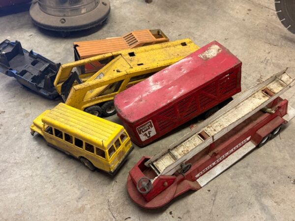 LIVE AUCTION - BEAUTIFUL BRICK HOME ON 3.21+/- ACRES - FURNISHINGS & TOOLS