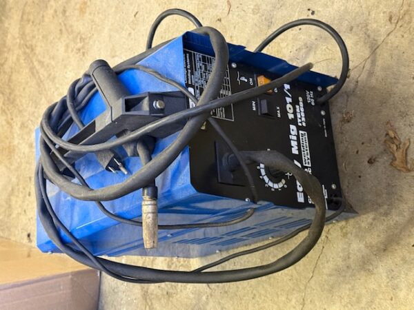 LIVE AUCTION - BEAUTIFUL BRICK HOME ON 3.21+/- ACRES - FURNISHINGS & TOOLS