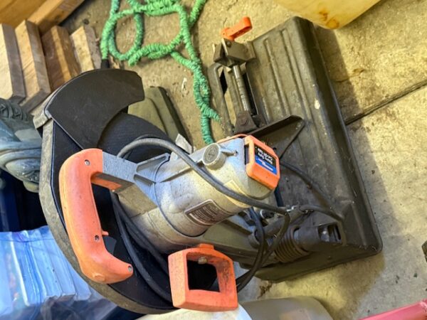 LIVE AUCTION - BEAUTIFUL BRICK HOME ON 3.21+/- ACRES - FURNISHINGS & TOOLS