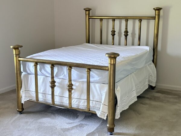 COLLECTIBLES & ANTIQUES