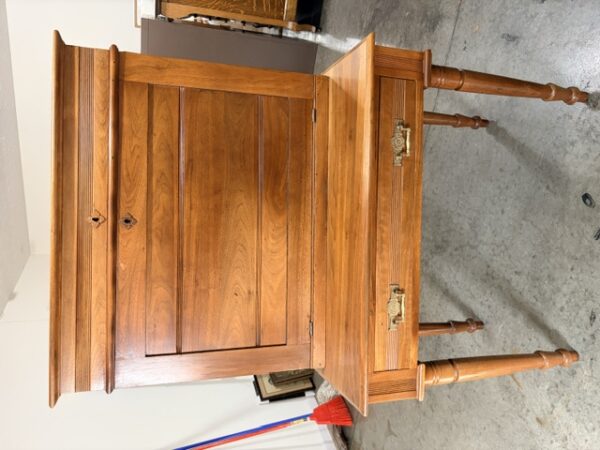 COLLECTIBLES & ANTIQUES