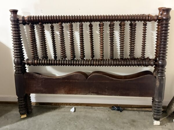 COLLECTIBLES & ANTIQUES