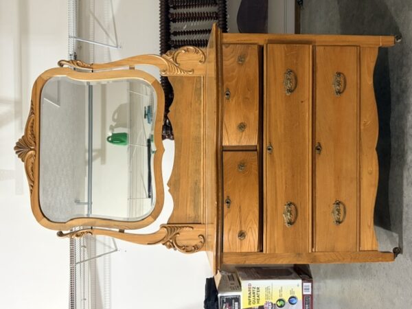 COLLECTIBLES & ANTIQUES