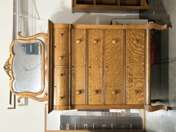 COLLECTIBLES & ANTIQUES