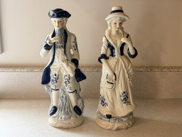 COLLECTIBLES & ANTIQUES