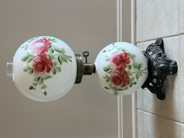 COLLECTIBLES & ANTIQUES