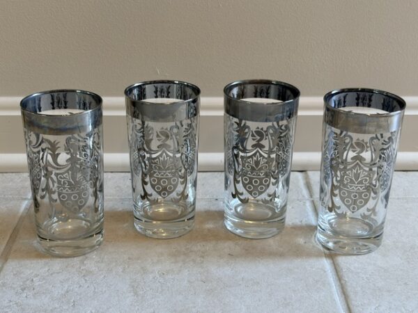 COLLECTIBLES & ANTIQUES