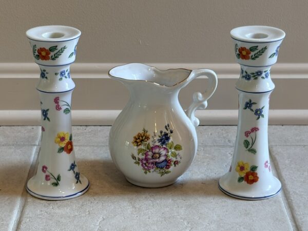 COLLECTIBLES & ANTIQUES