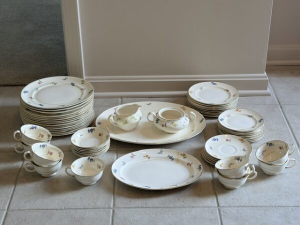 COLLECTIBLES & ANTIQUES