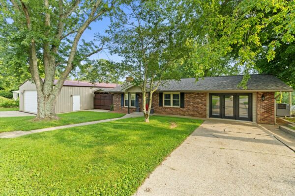 01-215 Spring Grove Blvd Morganfield KY 42437-1 BEAUTIFUL HOME WITH OUTDOOR OASIS