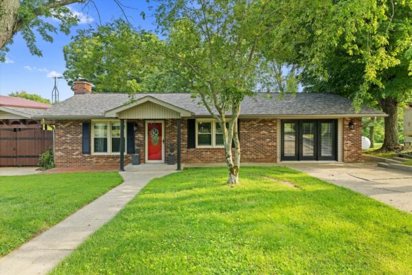 02-215 Spring Grove Blvd Morganfield KY 42437-2 BEAUTIFUL HOME WITH OUTDOOR OASIS