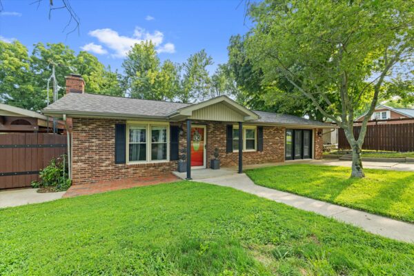 03-215 Spring Grove Blvd Morganfield KY 42437-3 BEAUTIFUL HOME WITH OUTDOOR OASIS