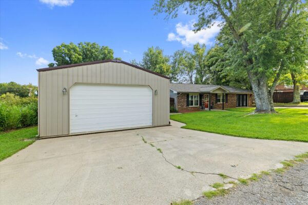 04-215 Spring Grove Blvd Morganfield KY 42437-4 BEAUTIFUL HOME WITH OUTDOOR OASIS