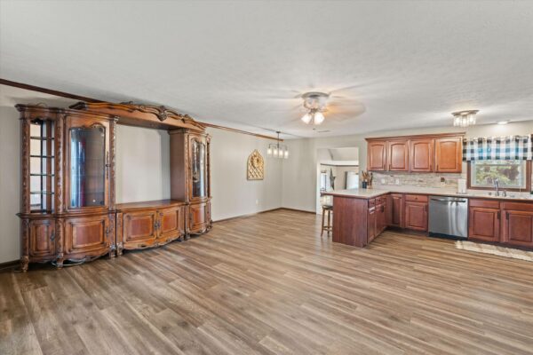 05-215 Spring Grove Blvd Morganfield KY 42437-5 BEAUTIFUL HOME WITH OUTDOOR OASIS