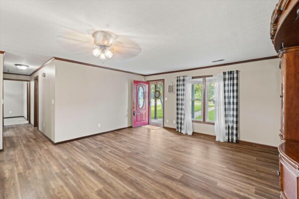 07-215 Spring Grove Blvd Morganfield KY 42437-7 BEAUTIFUL HOME WITH OUTDOOR OASIS