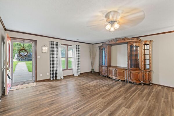 08-215 Spring Grove Blvd Morganfield KY 42437-8 BEAUTIFUL HOME WITH OUTDOOR OASIS