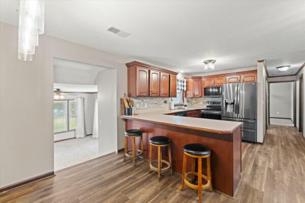 09-215 Spring Grove Blvd Morganfield KY 42437-9 BEAUTIFUL HOME WITH OUTDOOR OASIS