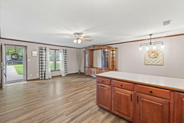 14-215 Spring Grove Blvd Morganfield KY 42437-14 BEAUTIFUL HOME WITH OUTDOOR OASIS