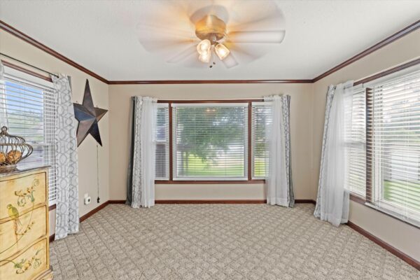 15-215 Spring Grove Blvd Morganfield KY 42437-15 BEAUTIFUL HOME WITH OUTDOOR OASIS