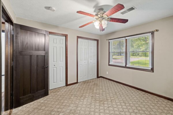 21-215 Spring Grove Blvd Morganfield KY 42437-21 BEAUTIFUL HOME WITH OUTDOOR OASIS