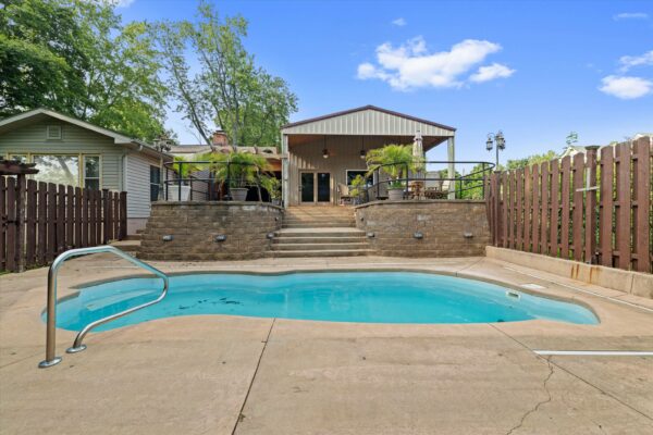 34-215 Spring Grove Blvd Morganfield KY 42437-34 BEAUTIFUL HOME WITH OUTDOOR OASIS