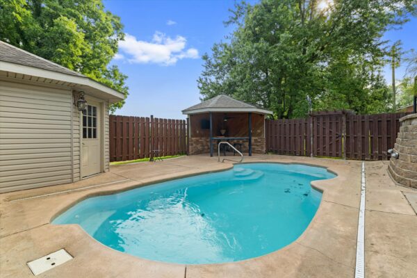 35-215 Spring Grove Blvd Morganfield KY 42437-35 BEAUTIFUL HOME WITH OUTDOOR OASIS
