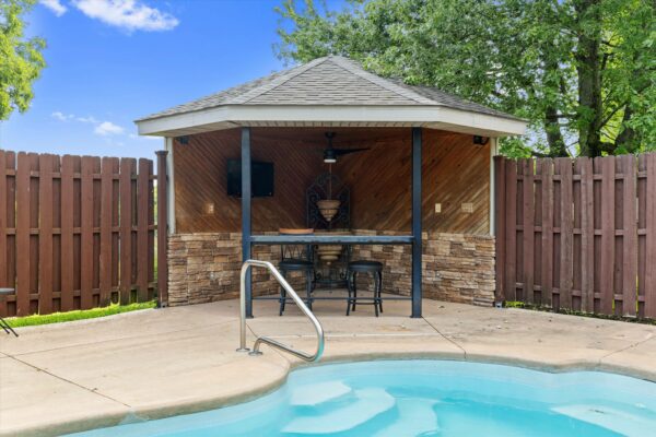 36-215 Spring Grove Blvd Morganfield KY 42437-36 BEAUTIFUL HOME WITH OUTDOOR OASIS