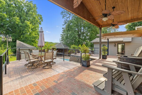 37-215 Spring Grove Blvd Morganfield KY 42437-37 BEAUTIFUL HOME WITH OUTDOOR OASIS
