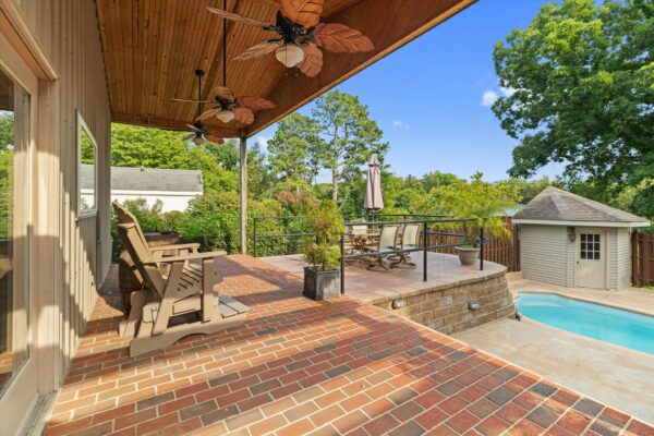 38-215 Spring Grove Blvd Morganfield KY 42437-38 BEAUTIFUL HOME WITH OUTDOOR OASIS