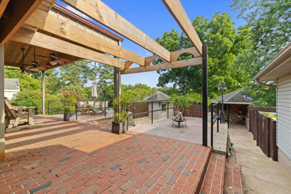 39-215 Spring Grove Blvd Morganfield KY 42437-39 BEAUTIFUL HOME WITH OUTDOOR OASIS