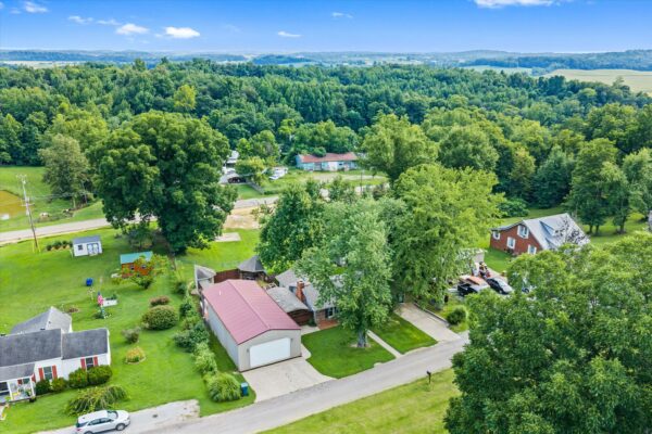 41-215 Spring Grove Blvd Morganfield KY 42437-41 BEAUTIFUL HOME WITH OUTDOOR OASIS