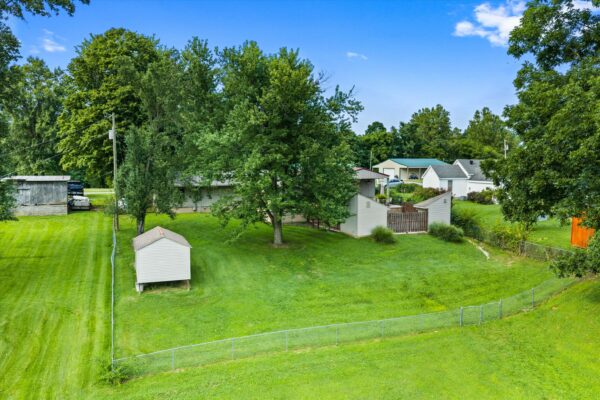 42-215 Spring Grove Blvd Morganfield KY 42437-42 BEAUTIFUL HOME WITH OUTDOOR OASIS