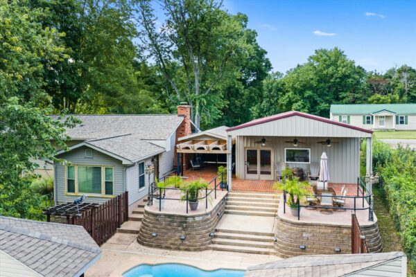 43-215 Spring Grove Blvd Morganfield KY 42437-43 BEAUTIFUL HOME WITH OUTDOOR OASIS